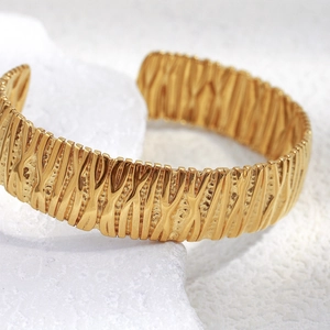 Vue détaillée du bracelet jonc plaqué or 18K avec textures ondulées verticales fines