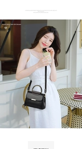 Gros plan d'un sac bandoulière en cuir noir avec anneau doré dans un style décontracté