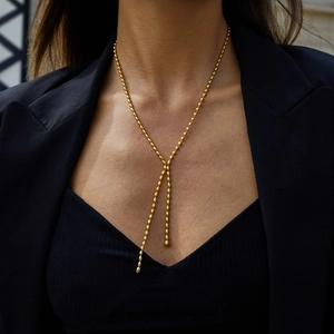 Makroaufnahme der 18K vergoldeten Edelstahl-Y-Kette mit Perlenkette und Anhänger