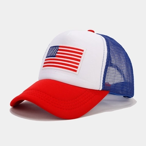 Detail des roten Schirms, der weißen Vorderseite und des blauen Netzes der US-Trucker-Cap
