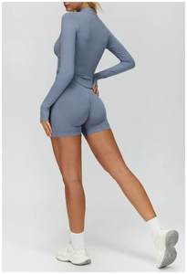 Vue arrière d'un ensemble de yoga bleu brume avec veste ajustée et short push-up