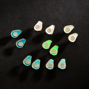 Boucles d'oreilles avocat en émail avec placage or 18 carats et zircons étincelants