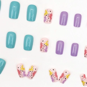Kurze quadratische künstliche Nägel mit blauen, violetten und floralen Mustern
