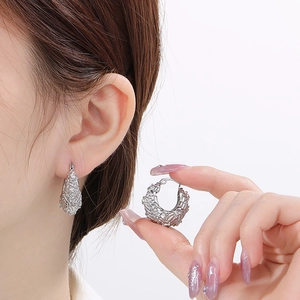 Boucles d'oreilles en acier argenté en forme de U avec zircons cubiques scintillants