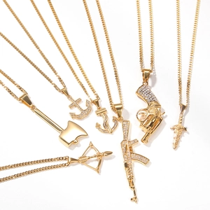 Détails de pendentifs hip hop dorés en forme d'AK47 et de hache sertis de zircons brillants
