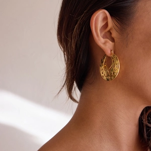 Boucles D'oreilles En Acier Inoxydable Baroque Vintage Dentelle Creuse Motif Floral Forme U Couleur Or Hypoallergénique