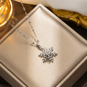 Collier avec pendentif flocon de neige rotatif serti de zircons sur chaîne argentée