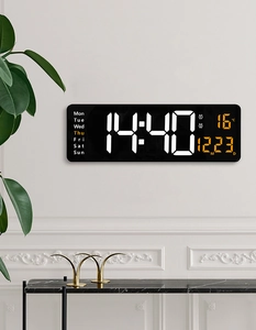 Detalle del reloj de pared LED de 16 pulgadas con hora y temperatura en una sala de estar moderna