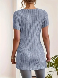 Detail von hellblauem Rippstrickstoff zeigt die schmale Passform am Rücken des Models