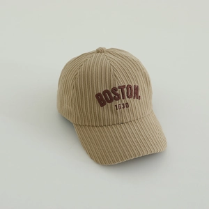 Gros plan sur une casquette Boston en velours côtelé kaki avec broderie vintage style
