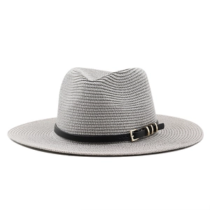 Chapeau Panama en paille grise à bord large avec ruban en cuir noir et boucle d'or