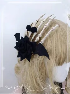 Barrette gothique main de squelette avec rose noire, ailes de chauve-souris et pompon