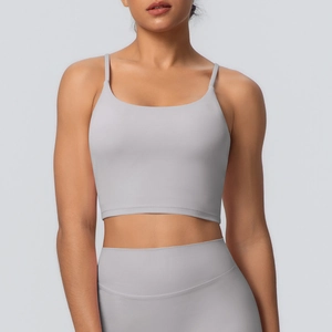 Détail de la brassière de sport gris clair avec fines bretelles et tissu hautement élastique