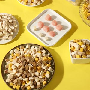 Friandises lyophilisées pour animaux avec cubes de poulet et poisson pour chiens et chats