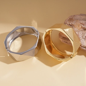 Geometrische offene Manschette in Gold und Silber mit facettiertem Scharniermuster
