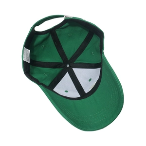 Détail de la casquette en coton vert émeraude montrant la doublure et la boucle en métal