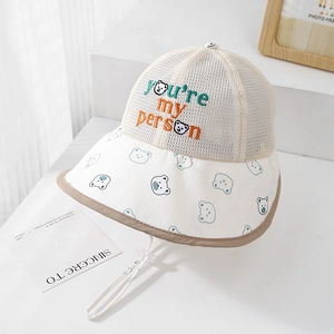 Détail du chapeau de soleil enfant avec maille respirante et motif d'ours sur le bord