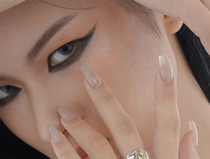 Primo piano dell'anello con ritratto retrò argento e oro con lunghe unghie coffin