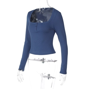 Détail du haut en maille côtelée bleue avec col carré et boutons décoratifs