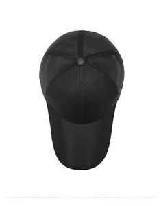 Vue de dessus de la casquette de baseball en mesh noir avec couronne respirante et broderie
