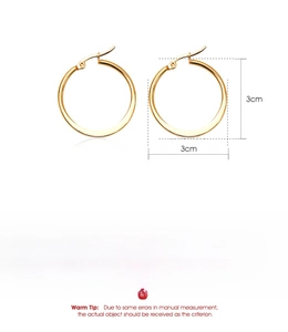 Detail view of 3cm golden stainless steel hoop earrings with size and weight specs