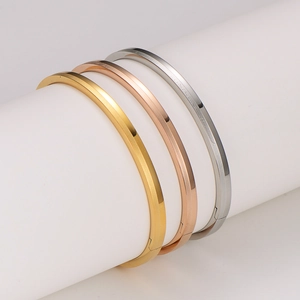 Set de tres brazaletes de acero inoxidable de 4mm en oro, oro rosa y plata mate suave