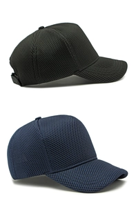 Seitenansicht von schwarzen und marineblauen Mesh-Baseballkappen mit atmungsaktivem Stoff