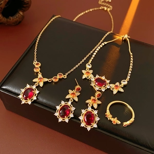 Detailaufnahme des Vintage-Schmucksets mit ovalen roten Edelsteinen und Diamanten