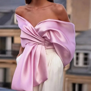 Haut en satin rose à épaules dénudées avec grand nœud pour une tenue de soirée