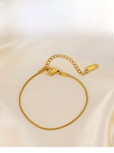 Detail of 18K gold-plated snake chain bracelet with adjustable tail and lobster clasp