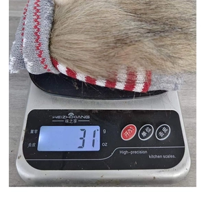 Vue détaillée d'un cache-bouteille gnome de Noël tricoté pesant 31g sur balance