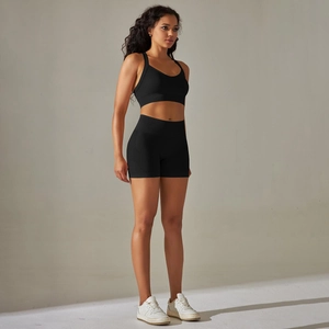 Vue détaillée de l'ensemble de yoga noir côtelé avec haut dos nageur et short de sport