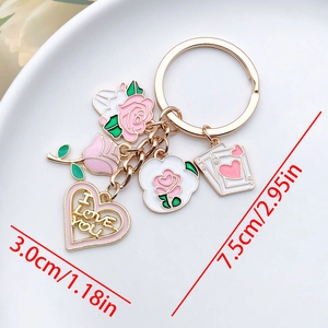 Detail der Schlüsselanhänger mit rosa Rose, Pokerkarte und I Love You Herzanhänger