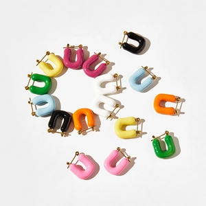 Boucles d'oreilles émaillées en forme de U aux couleurs acidulées et finition dorée