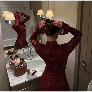 Détail de la robe en dentelle bordeaux montrant les motifs floraux et le col montant chic