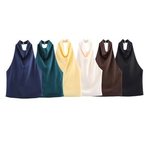 Détail de débardeurs dos nu en satin coloris bleu, vert, blanc, jaune et marron