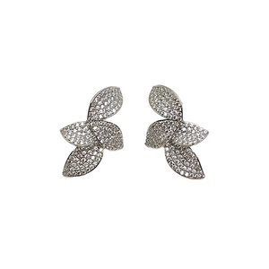 Élégantes boucles d'oreilles feuilles argentées avec micro-pavage de cristaux raffinés