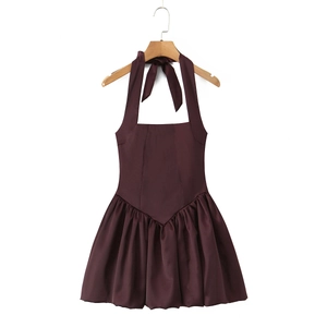 Détail de la robe licou marron foncé avec nœud au cou et jupe bouffante à plis