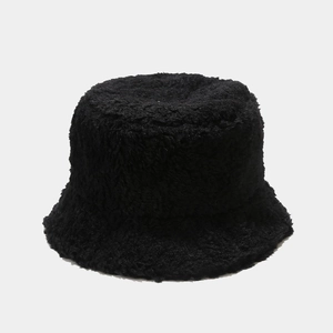 Zwarte pluche vissershoed voor de winter, gemaakt van warm imitatiebont met een brede rand