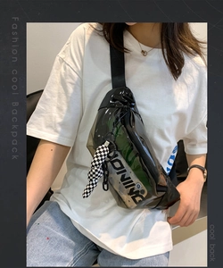 Détail du sac de poitrine en PVC noir étanche avec pendentif à damier très tendance