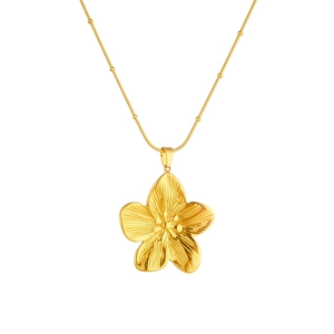 Collier à pendentif fleur vintage plaqué or avec chaîne serpent à perles sur fond blanc