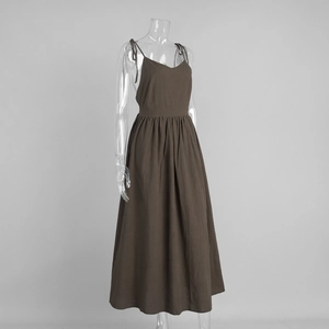 Détail de la robe en coton à col en V avec plis à la taille et texture naturelle