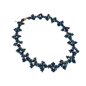 Collier artisanal en perles de cristal bleu et violet avec motifs de fleurs
