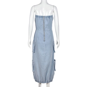 Dettaglio dell'abito a fascia in denim azzurro con zip posteriore e tasche cargo