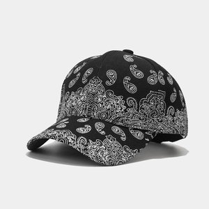 Vue détaillée de la casquette de baseball noire à motif paisley bandana et visière courbée