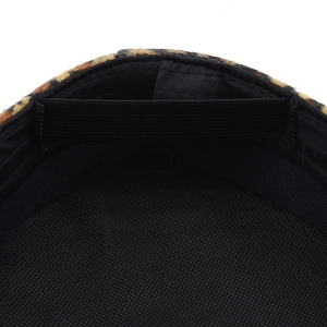 Dettaglio del cappello leopardato con fodera in rete nera e fascia interna elastica