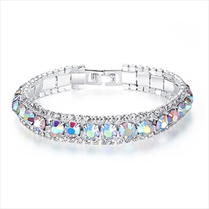 Vue détaillée du bracelet argenté avec strass AB colorés et bordure en zircon blanc