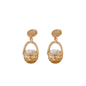 Vintage gold basket earrings with imitation pearls, minimalist and elegant jewelry style