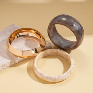 Bracciali bohémien in resina marmorizzata e oro su pietra naturale in stile minimal