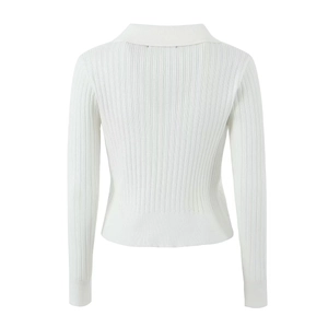 Détail de l'arrière d'un pull en maille côtelée blanche avec col à revers et coupe ajustée